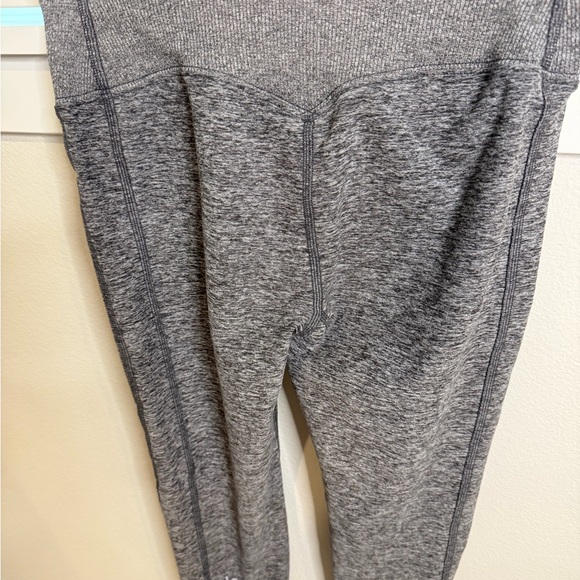 ALO Yoga Light Gray and Heather Gray Leggings - Picture 12 of 13